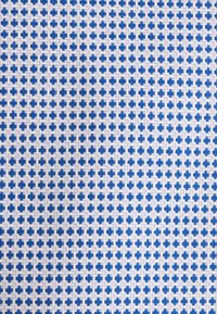 Baumwollstoff mit einem blau-weißen karierten Muster aus kleinen Kreuzen, mit einer strukturierten Oberfläche und einem gleichmäßigen Gitterlayout.