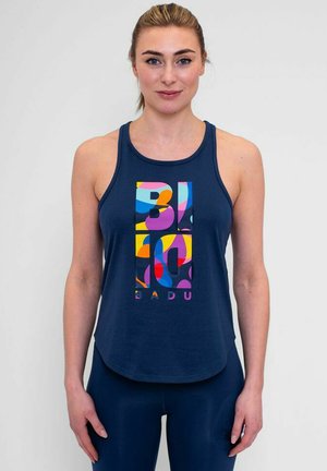 Débardeur bleu marine avec un ourlet arrondi et un design graphique abstrait coloré en rose, jaune et bleu. Fabriqué en matériau respirant.