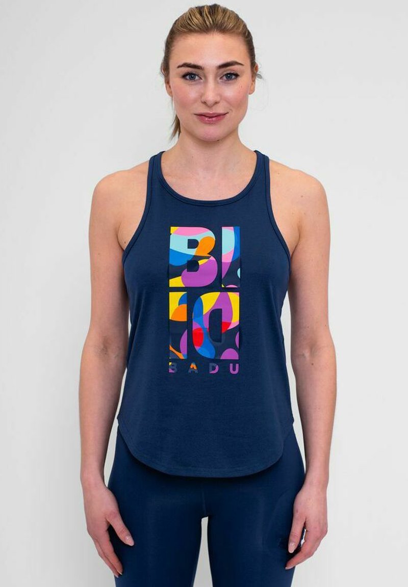 Marineblauw tanktop met een afgeronde zoom en een kleurrijk abstract grafisch ontwerp in roze, geel en blauw. Gemaakt van ademend materiaal.