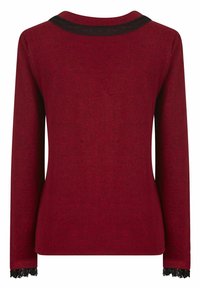 Czerwona długa sweter z długim rękawem o okrągłym dekolcie, zdobiony czarną koronką przy kołnierzyku oraz koronkowymi akcentami przy mankietach.