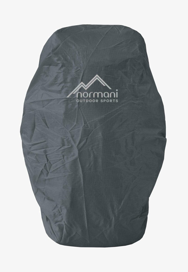Grau Outdoor-Sport-Rucksackabdeckung aus robustem, wasserabweisendem Material, mit einer zerknitterten Textur und bedrucktem Logo.