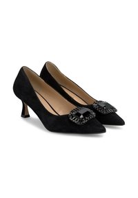 Decolletè in suede nero con tacco basso e punta affusolata, caratterizzate da una grande decorazione a forma di diamante nero circondata da dettagli di perline.