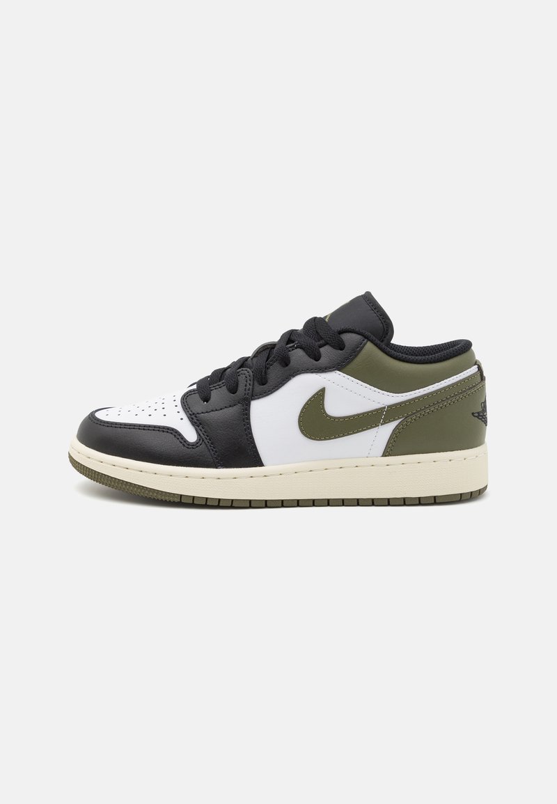 Lågskor i sneakersstil med svart läder tåskydd, vit läderöverdel och gröna sidodetaljer. Gummiyttersula med texturerad detaljer.