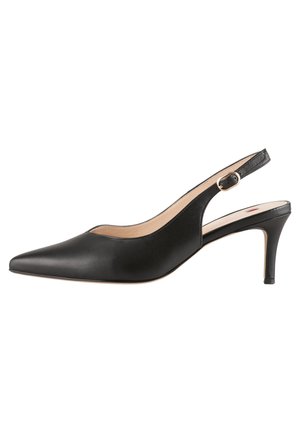 Czarny skórzany pump na obcasie typu slingback, z szpiczastym noskiem, obcasem typu szpilka o średniej wysokości oraz regulowanym paskiem z klamrą, pokazany z profilu bocznego.