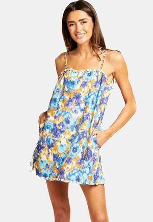 Blau-Orange-Tie-Dye-Sommerkleid mit lockerer Passform, dünnen Trägern und dekorativen Muscheln an seinem Ausschnitt, ausgestattet mit seitlichen Taschen.