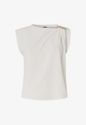 Beli top brez rokavov z okroglim izrezom in zlatim zaponko, ki na levi rami zbere tkanino.