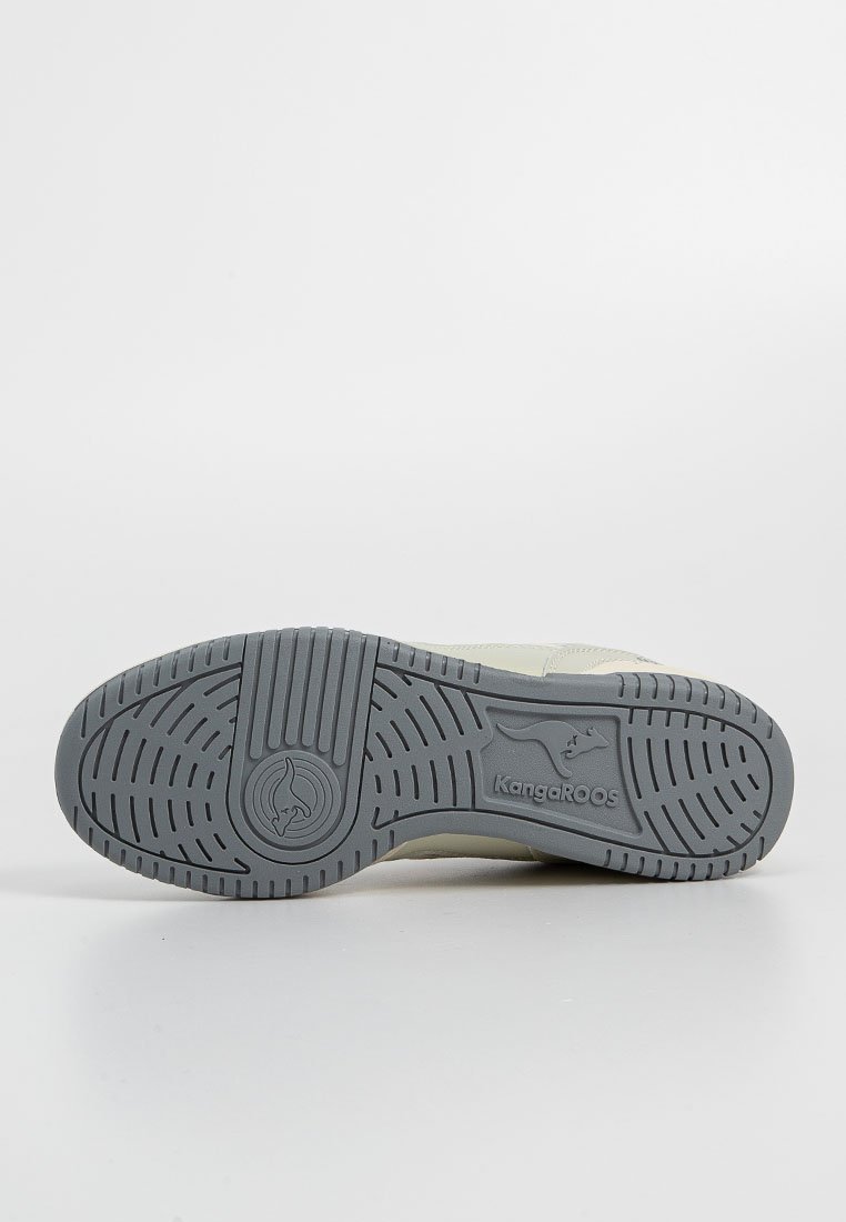 Szary gumowy bieżnik buta z teksturowanym wzorem, z logo kangura i marką "KangaROOS". Czysty design, minimalistyczny styl.