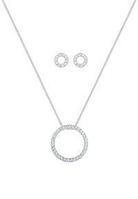 Silberne Halskette mit einem runden Anhänger, der mit einer Rand aus klaren Edelsteinen verziert ist. Dazu passende runde Steckerohrringe, die mit Edelsteinen besetzt sind.