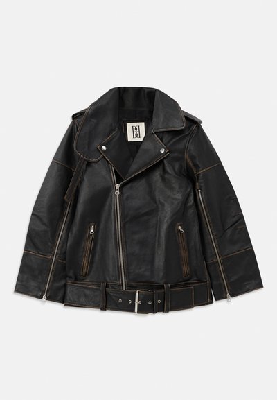 Jaqueta moto de couro preto com gola larga, frente com fecho de correr, múltiplos bolsos e costura em castanho em contraste. Apresenta uma cintura com cinto.