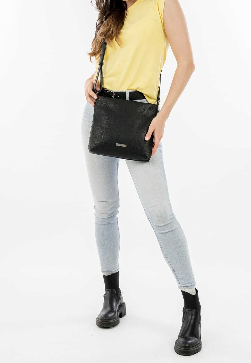 Borsa a tracolla in pelle nera con superficie texturizzata e dettagli metallici. Tracolla regolabile; forma rettangolare; chiusura con zip.