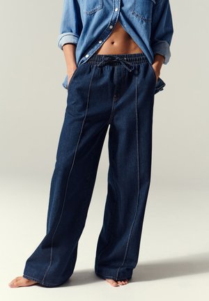 REGULAR FIT PINTUCK WIDE - Džinsi ar paplatinātiem galiem - denim dark blue