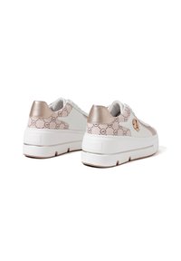 Sneakers bianchi con dettagli in rosè metallico, dotati di un retro patternizzato, suola spessa e materiali testurizzati. Forma arrotondata, design con lacci.