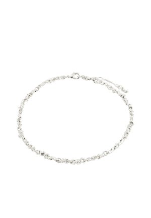 Strieborný náramok s reťazou s textúrovaným, skrúteným dizajnom článkov a karabínkovým zapínaním na bielom pozadí.