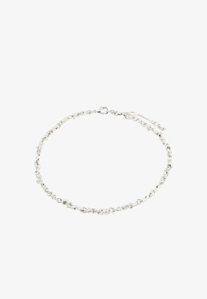 Strieborný náramok s reťazou s textúrovaným, skrúteným dizajnom článkov a karabínkovým zapínaním na bielom pozadí.