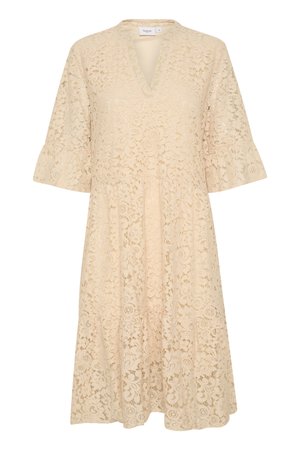 Cremefarbenes Spitzenkleid mit V-Ausschnitt, weit geschnittenen Ärmeln und gestuftem Rock. Blumendesign über das gesamte Kleid verteilt, das filigrane Spicedetails zeigt.