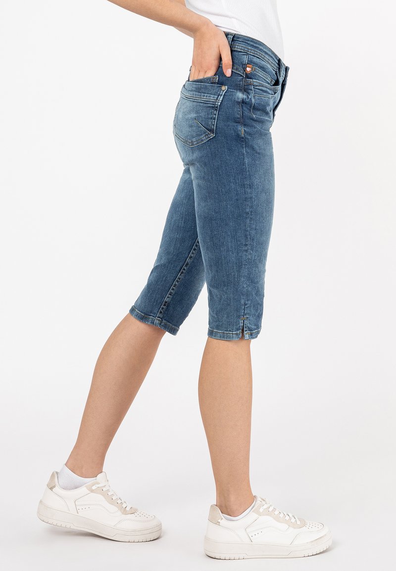 Damen Kleider | Sublevel CAPRI Jeans Shorts middle blue/blau - PI79074 Damen Kleider | Sublevel CAPRI Jeans Shorts middle blue/blau - PI79074