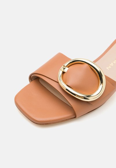 Stuart Weitzman BENNI tan