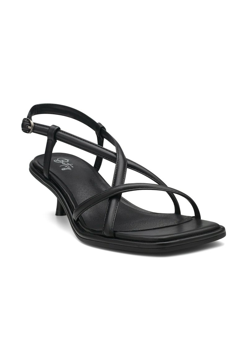 Mustat nahkaiset slingback-sandaalit, joissa on useita ristikkäisiä hihnoja, neliön muotoinen kärki, minimaalinen kanta ja sileä teksturoitu pohja. Hopeinen solkiyksityiskohta.