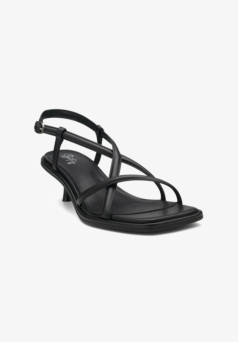 Sorte lædersandal med slingback og flere krydsede stropper, firkantet tå, minimal hæl og en glat, tekstureret indersål. Sølvspænde detalje.