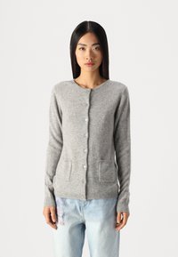 Szary kardigan wykonany z miękkiego materiału, z okrąg�łym dekoltem, zapięciem na guziki, prążkowanymi mankietami i dwiema przednimi kieszeniami. Gładki design bez wzorów.