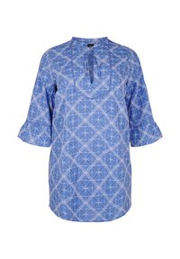 Blauwe tuniek met een geometrisch wit patroon, driekwart flared mouwen en een geplooide halslijn detail. Zachte stoftextuur overal.