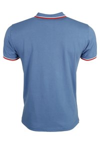 Ljusblå pikétröja i bomull, med klassisk krage, korta ärmar och kontrasterande röda och vita detaljer på kragen och ärmarna.