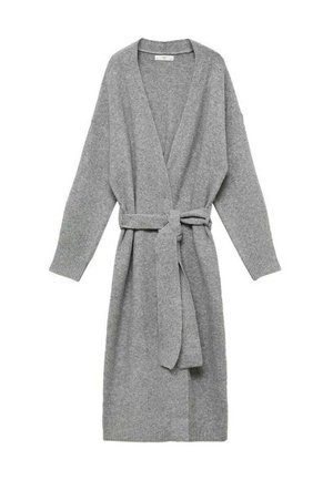 Grijze gebreide badjas met lange mouwen, open voorkant en een bijpassende ceintuur. Zachte textuur, knielengte ontwerp, geschikt voor huiselijke kleding.