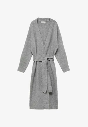 Grijze gebreide badjas met lange mouwen, open voorkant en een bijpassende ceintuur. Zachte textuur, knielengte ontwerp, geschikt voor huiselijke kleding.
