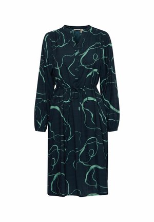 Temno zelena obleka z dolgimi rokavi, gumbnim zapiranjem spredaj, zategnjenim pasom in tekočim oblikovanjem, ki vsebuje svetlo zeleno abstraktno vzorce.