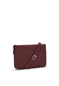 Bolso burdeos de tela suave, de forma rectangular con cierre de cremallera, correa de hombro ajustable y acentos de hardware mínimos.