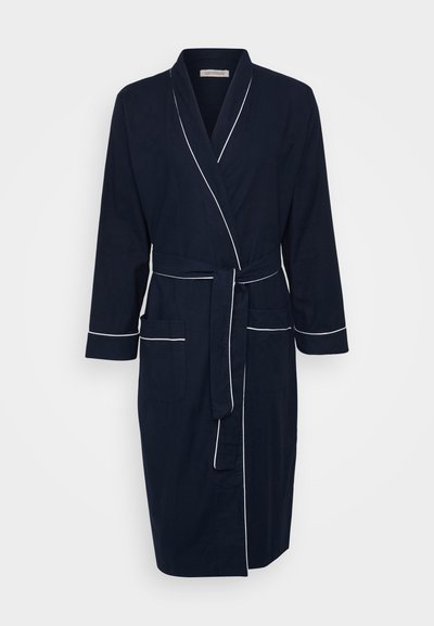 Námořnická modrá župan vyrobená z měkké tkaniny, s dlouhými rukávy, uvazováním v pase a bílým lemováním kolem límce, rukávů a předních okrajů.