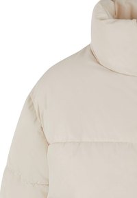 Puffjakke i lys beige, med høy krage, quiltet tekstur og glatt stoff med synlige sømmer og rynkede sømmer.