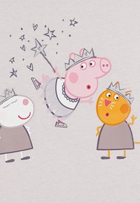 Tres personajes de dibujos animados: un cerdo rosa en una tutu sosteniendo una varita, y dos animales en vestidos grises con coronas, sobre un fondo claro.
