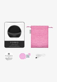 Foreo LUNA mini 3 i hvit og svart, silikontekstur, ledsaget av en rosa oppbevaringspose, USB-kabel og informasjonskort.