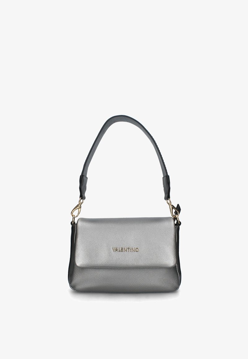 Borsa in pelle grigia con una texture liscia, un manico corto e dettagli in oro. Presenta il nome del marchio "Valentino" in modo prominente.