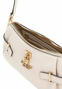 Beige leren handtas met gouden beslag, voorzien van een sluiting aan de voorkant, ritssluiting en binnenvakken. Accenten omvatten zwarte randafwerking.