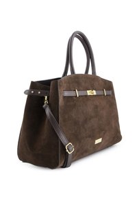 Bruine suède handtas met een gestructureerde vorm, voorzien van donkere leren handvatten, gouden metalen accenten en een afneembare schouderriem.