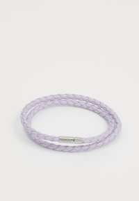 Pulsera de cuero trenzado morado con un cierre de metal de tono plateado suave, que presenta el nombre de la marca grabado en el cierre.