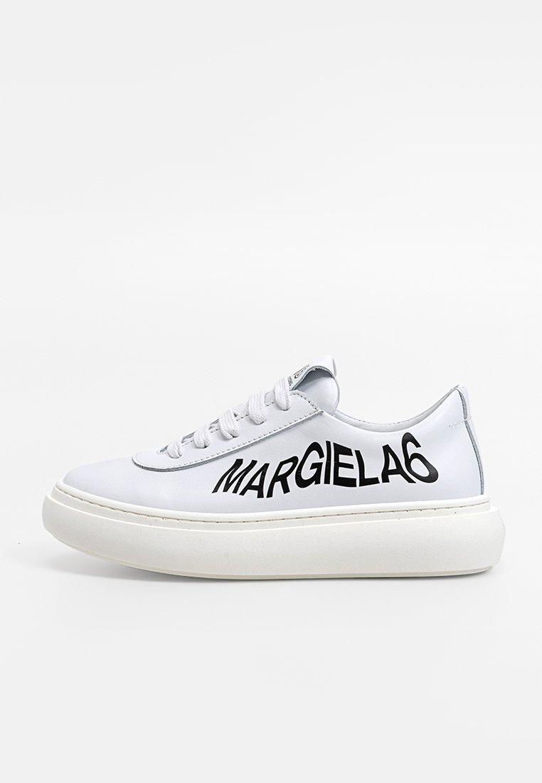 Sneakers in pelle bianca con punta arrotondata, caratterizzati da una stampa audace nera "MARGIELA6" e una suola piatta bianca a contrasto.