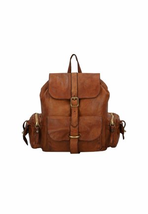 Sac à dos en cuir marron avec un rabat supérieur, fermeture à boucle, deux poches latérales zippées et bretelles réglables. Fini texturé et construction robuste.