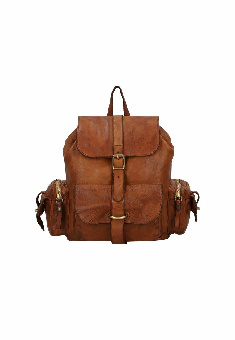 Zaino in pelle marrone con pattina superiore, chiusura a fibbia, due tasche laterali con zip e spallacci regolabili. Finitura testurizzata e costruzione robusta.
