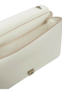 Borsa a mano in pelle bianca con una superficie liscia, dotata di un sottile interno beige, una tasca interna e una chiusura metallica.