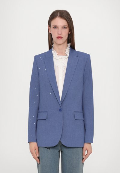 Světle modrý blazer s jedním knoflíkem a dvěma předními kapsami. Obsahuje jemné zdobení na ramenou a má strukturovaný design.