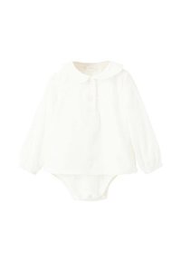 Body alb cu mânecă lungă, cu guler rotund, închidere cu buton și manșete elasticizate; are un model texturat subtil pe întreaga suprafață.