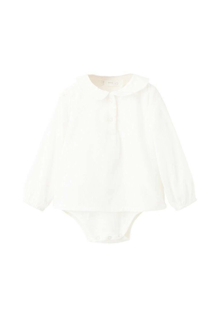 Body alb cu mânecă lungă, cu guler rotund, închidere cu buton și manșete elasticizate; are un model texturat subtil pe întreaga suprafață.