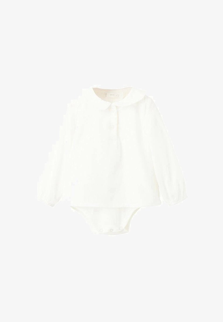 Body alb cu mânecă lungă, cu guler rotund, închidere cu buton și manșete elasticizate; are un model texturat subtil pe întreaga suprafață.