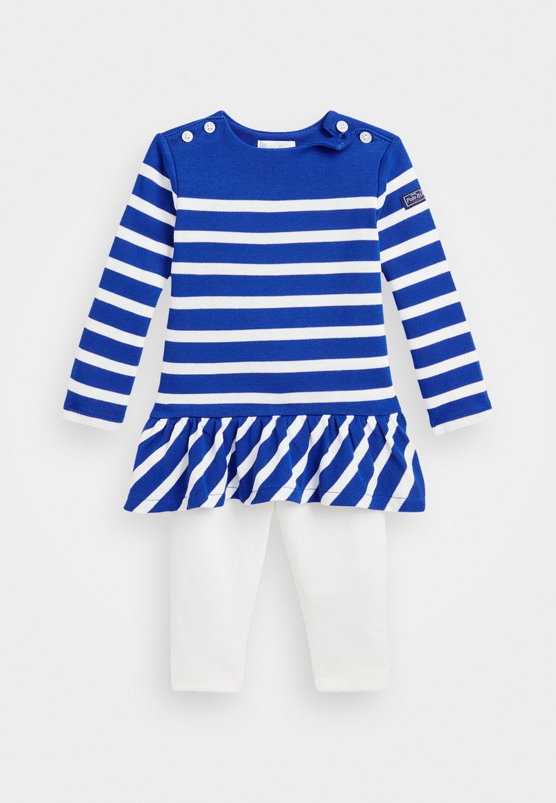 Gestreiftes Kleid in Blau und Weiß mit Knopfakzenten, ausgestelltem gepufftem Saum, kombiniert mit weißen Leggings. Baumwollmaterial, lange Ärmel.