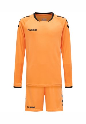 Orange langærmet sportstrøje og shorts med sorte hummel-logoer og chevron-mønstre på skuldre og sider.
