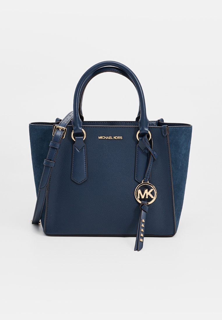 Borsa blu navy in pelle liscia e camoscio. Presenta manici doppi, tracolla rimovibile, accessori in oro e charm con logo.