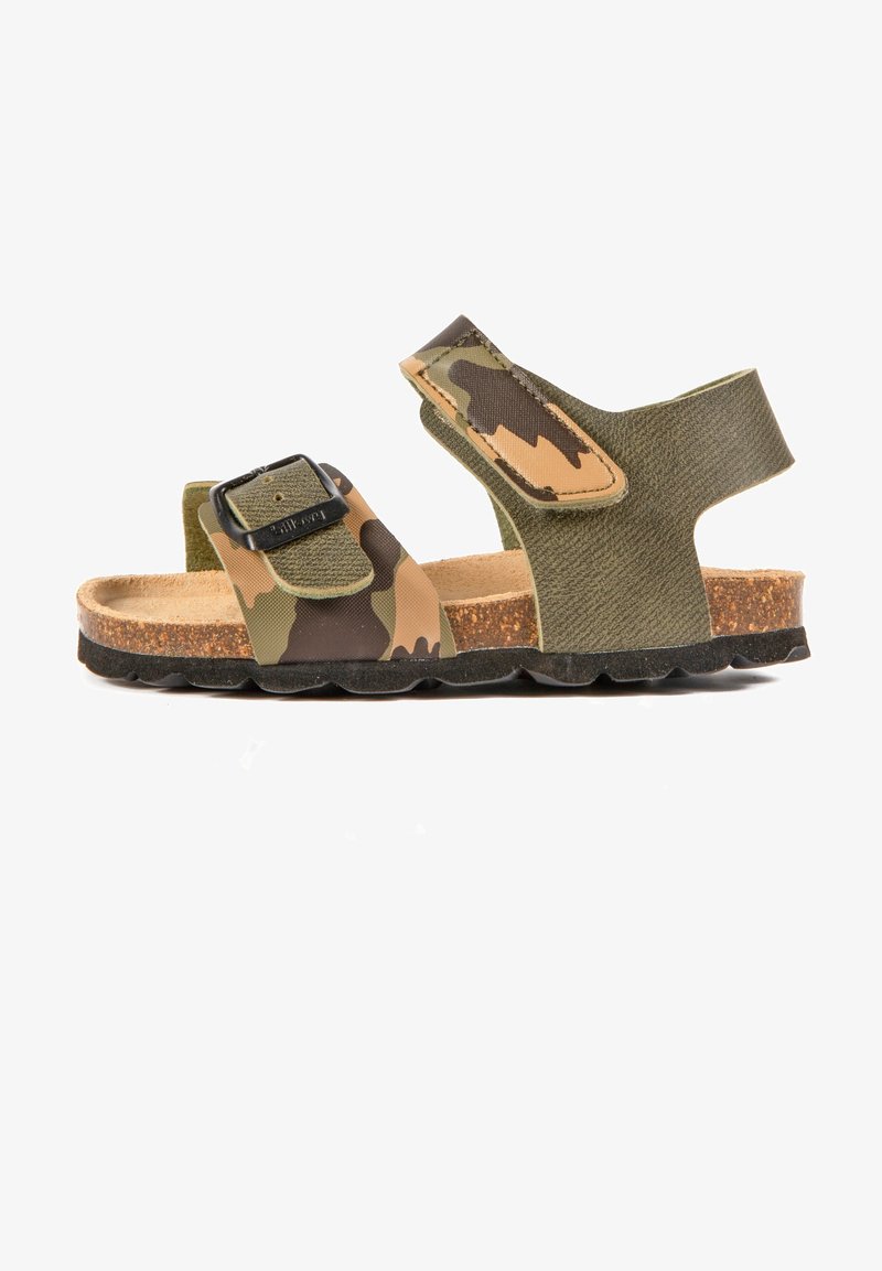 Sandales à motif camouflage avec tige en tissu vert et marron, boucle ajustable, semelle en liège et semelle en caoutchouc noir pour une meilleure adhérence.